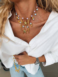 Load image into Gallery viewer, Guld Rosario Choker med tropiska berlocker Färg : Gul