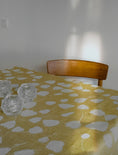 Load image into Gallery viewer, BOUQUET DUK LINNE, GUL 147x250cm
