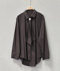 Load image into Gallery viewer, Blus med knyt & detalj i guld - Espresso