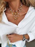Load image into Gallery viewer, Guld Rosario Choker med tropiska berlocker Färg : Gul