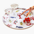 Load image into Gallery viewer, "Seaside Lunch" Rund Serveringsbricka - 38 cm