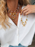 Load image into Gallery viewer, Guld Rosario Choker med tropiska berlocker Färg : Gul