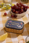 Load image into Gallery viewer, Doftljus i plåtask Bistro - Bordeaux Grape