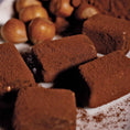 Load image into Gallery viewer, La perla Mjölkchokladtryffel med tiramisú, hasselnötter & krisp