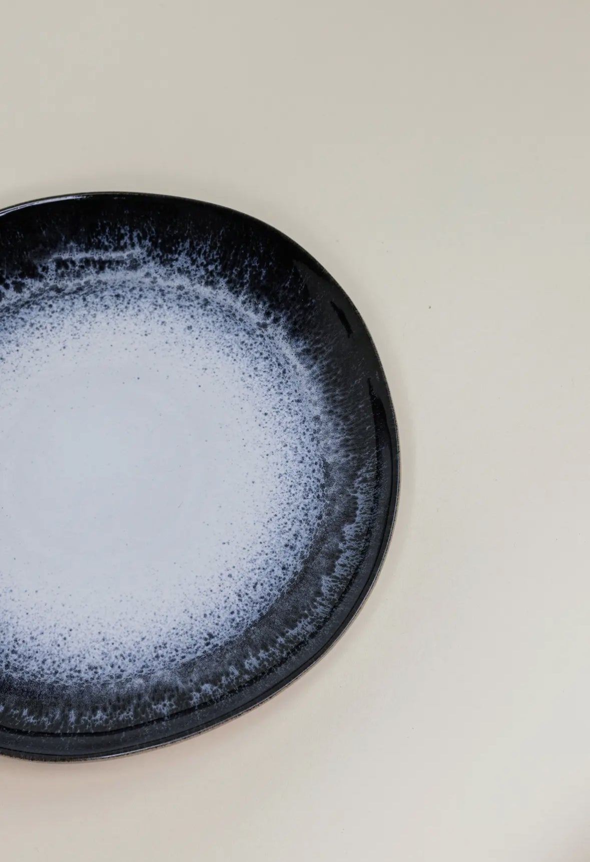 Selected by Enchanté middagstallrik svartvit