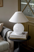 Load image into Gallery viewer, Bordslampa vit
