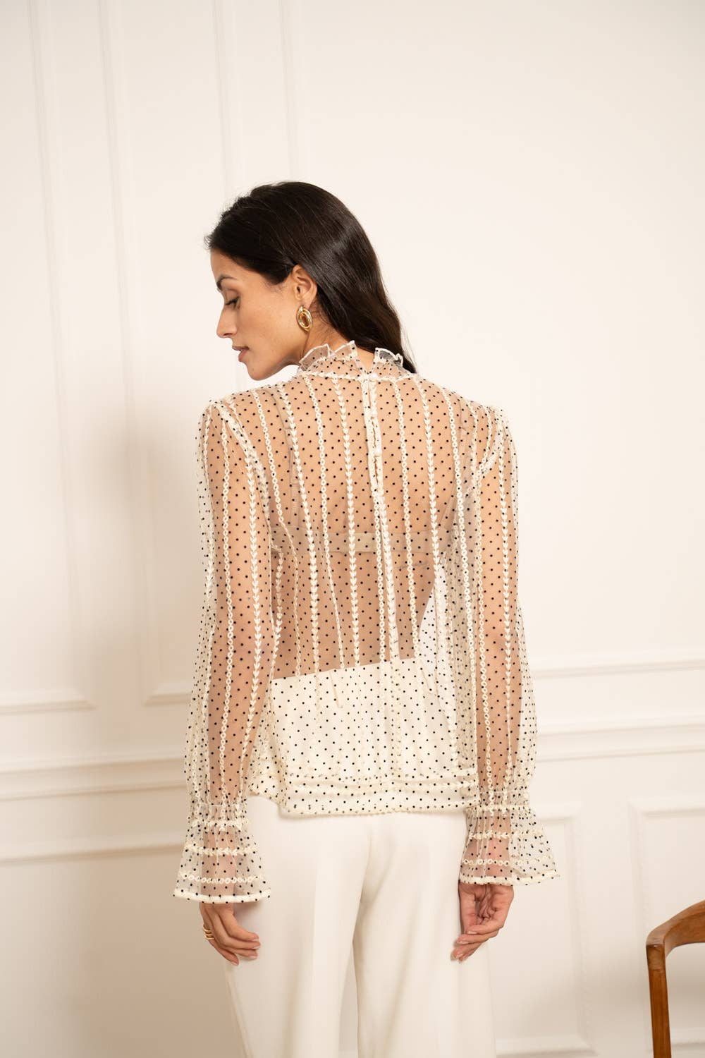 Spetsblus med prickar