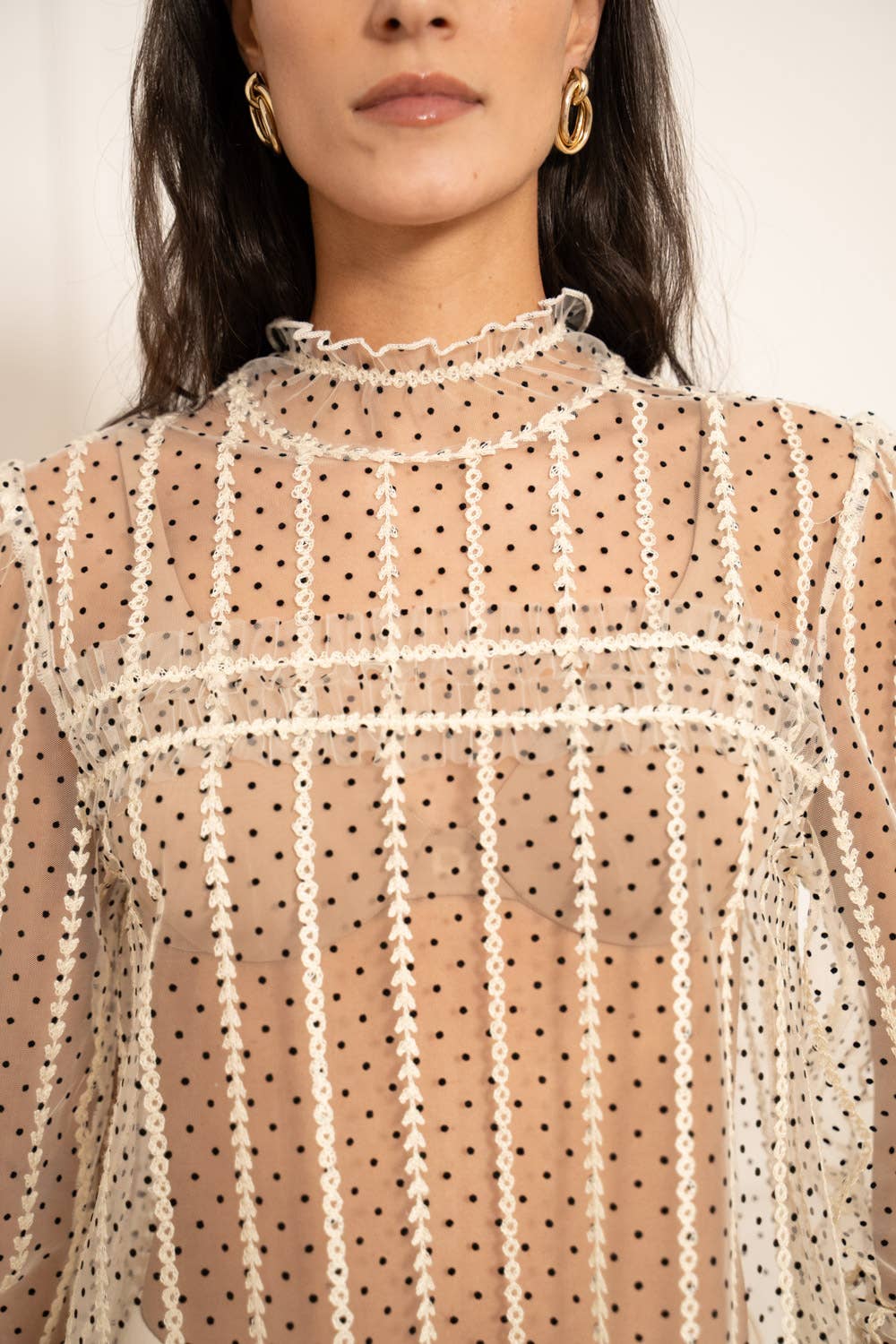 Spetsblus med prickar