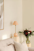 Load image into Gallery viewer, Bordslampa 20 Blush
