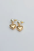 Load image into Gallery viewer, PEARL EARRINGS GOLD HEART
