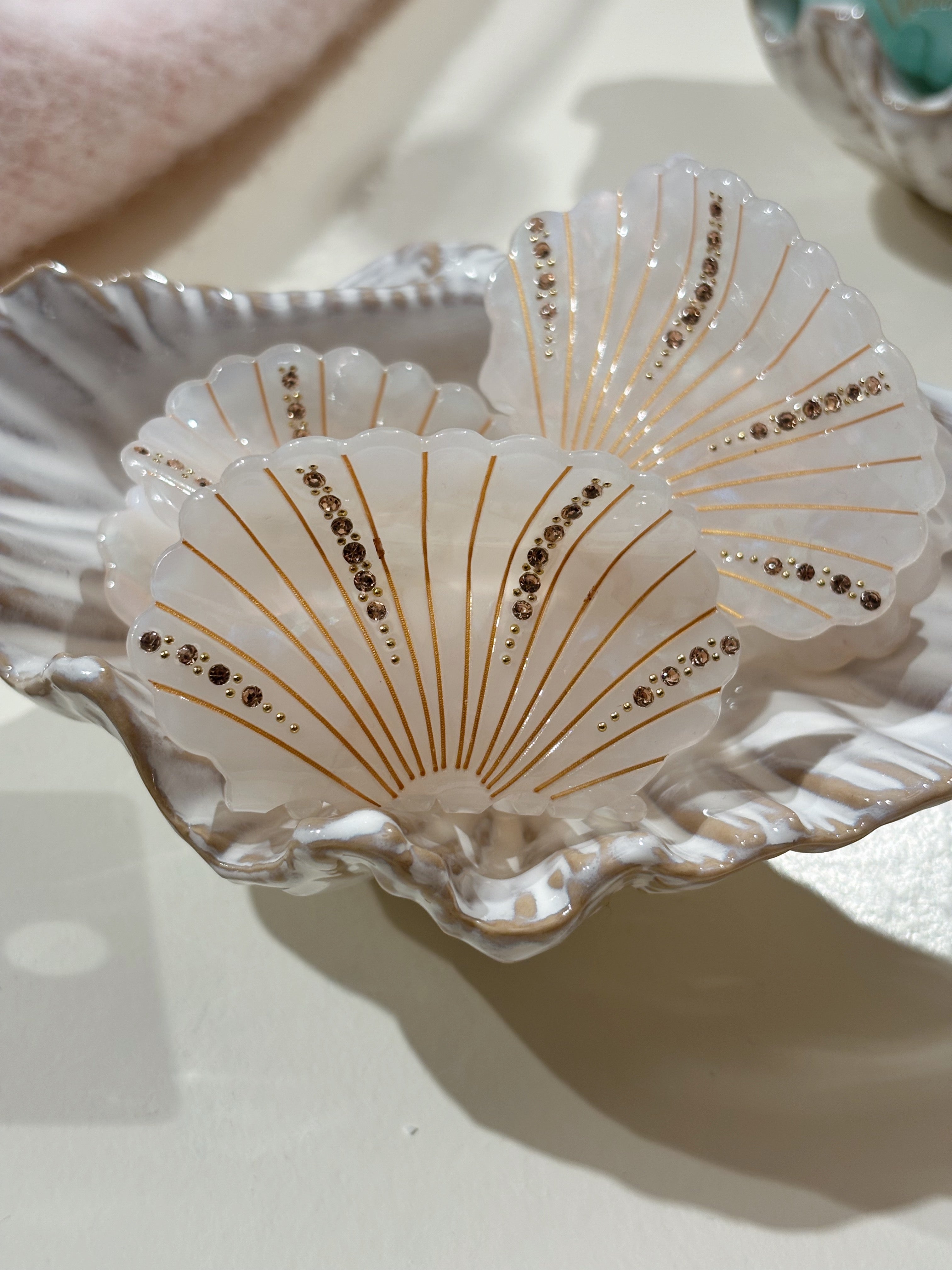 Crystal shell-klämma med havsinspirerade detaljer: Vit