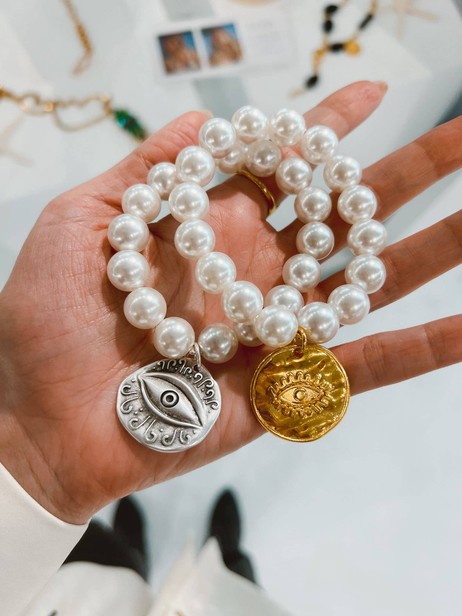 Stort vitt pärlarmband med ögonmynt: Guld & vita pärlor