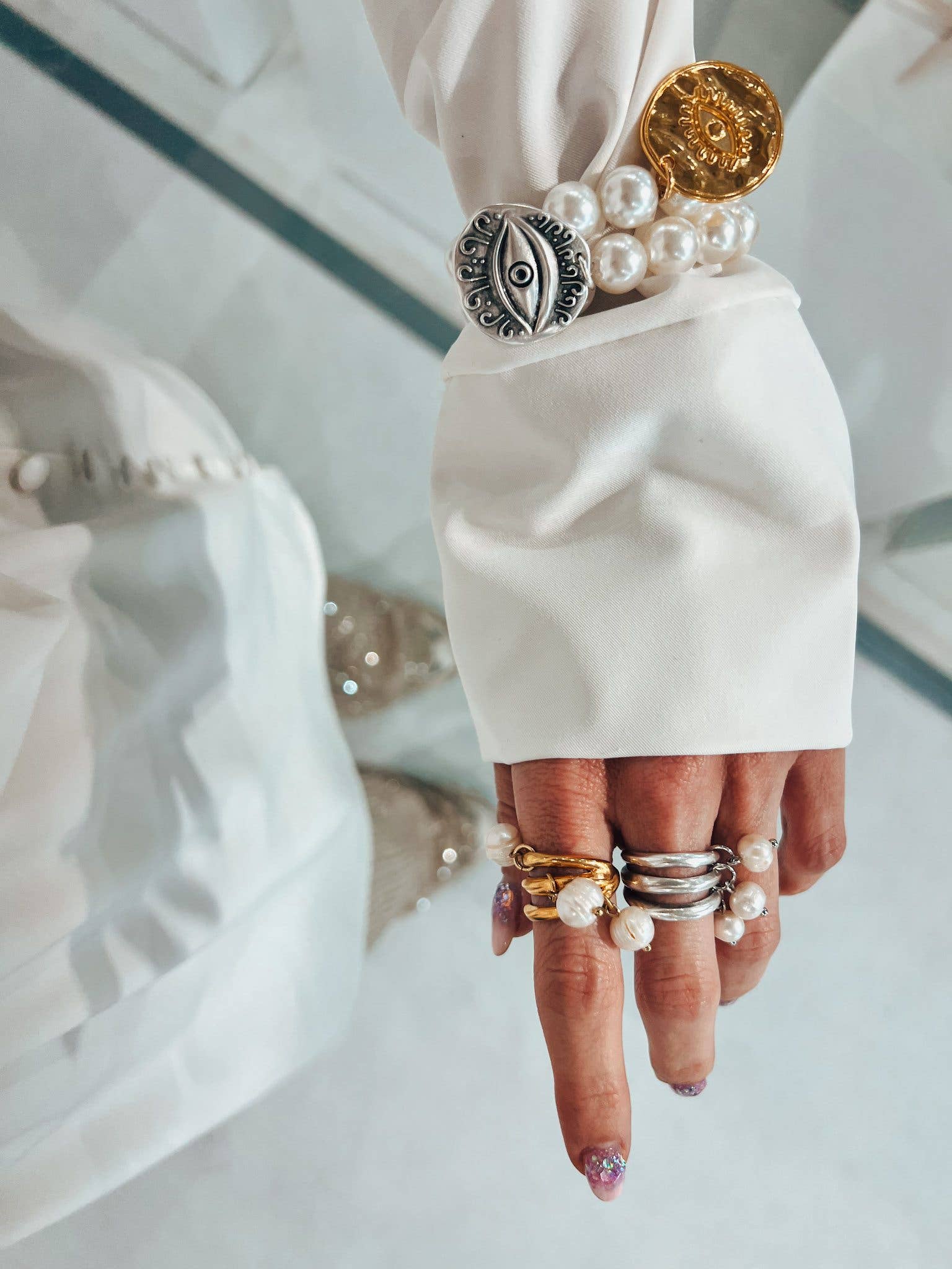 Stort vitt pärlarmband med ögonmynt: Guld & vita pärlor