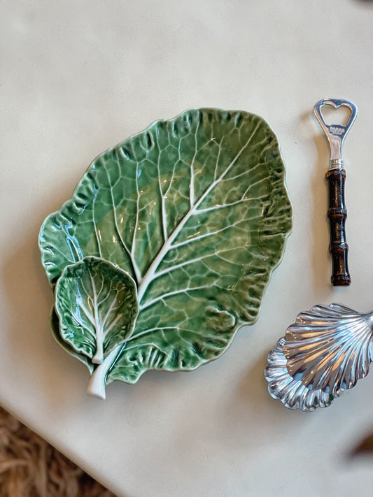 Cabbage löv med skål i