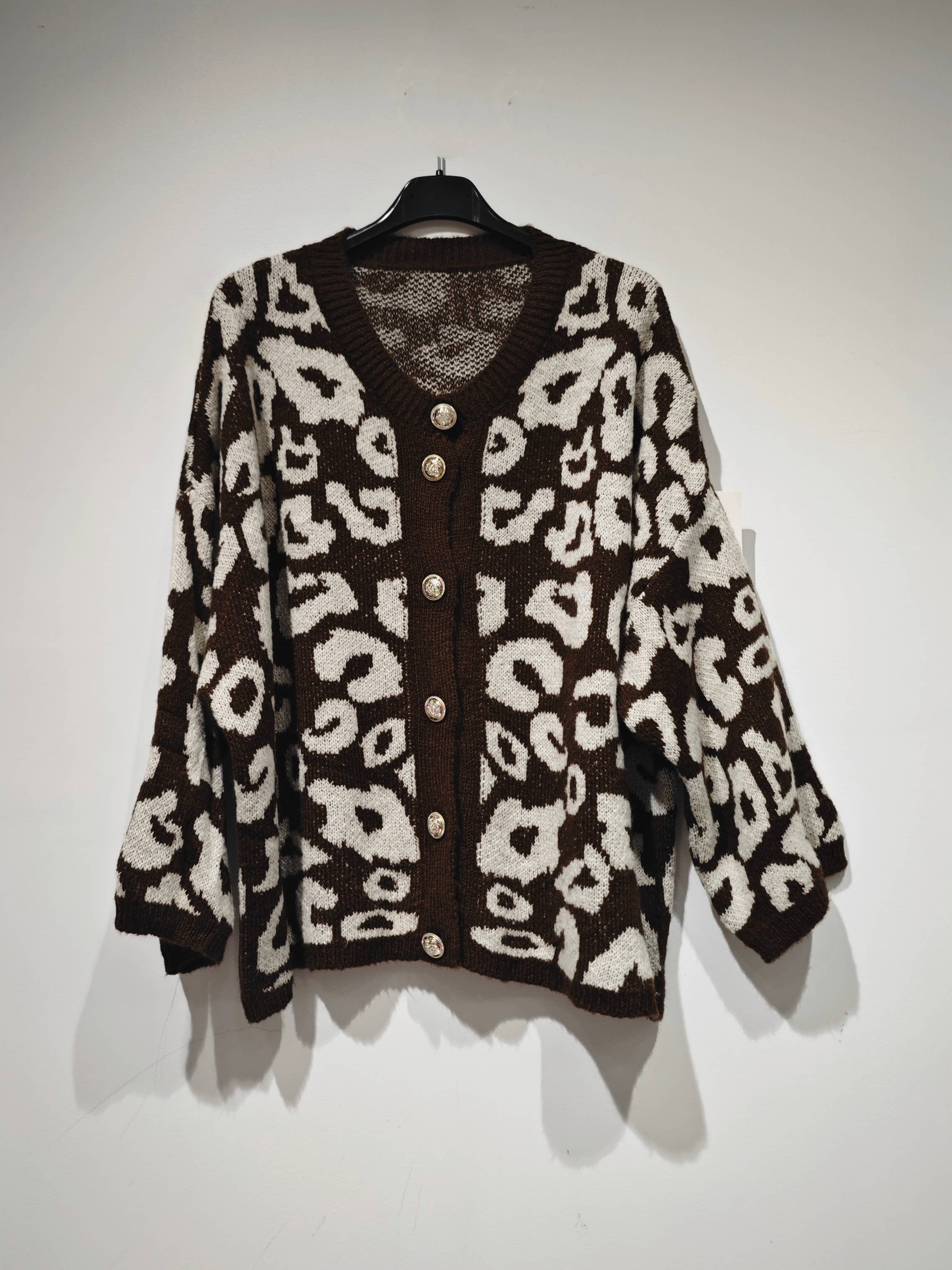 Stickad tröja LEO: CHOKLAD