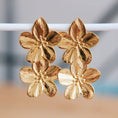 Load image into Gallery viewer, Rostfritt stål statement örhänge 2 blommor - guld

