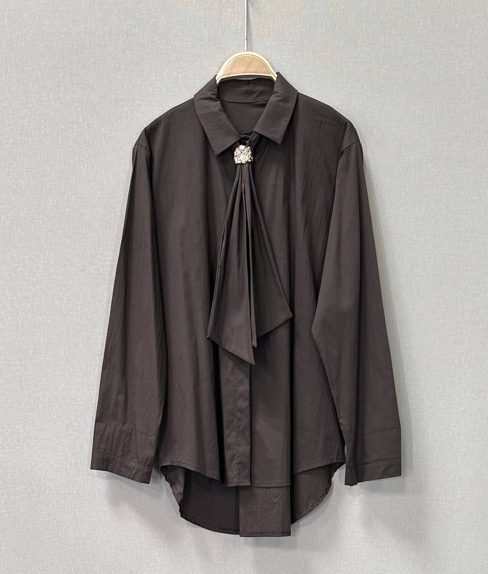 Blus med knyt & detalj i guld - Espresso