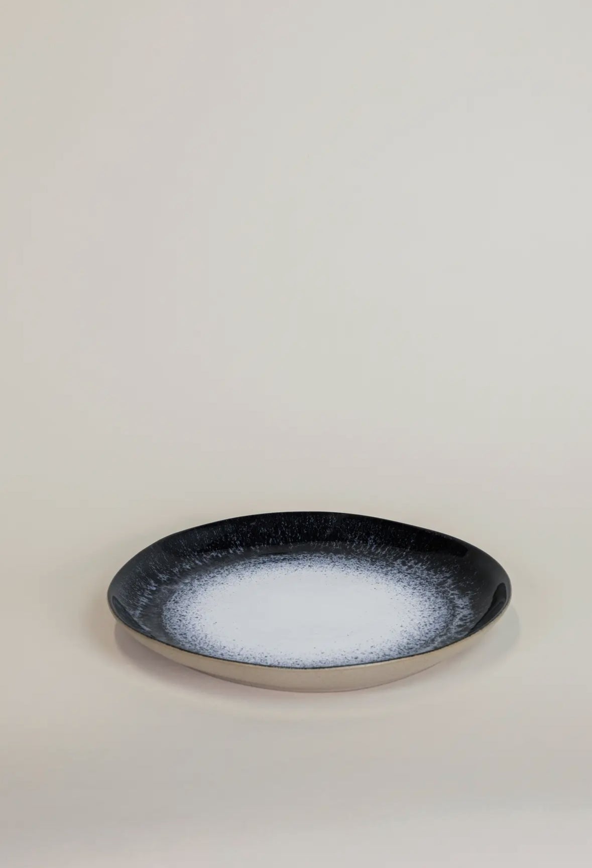 Selected by Enchanté middagstallrik svartvit