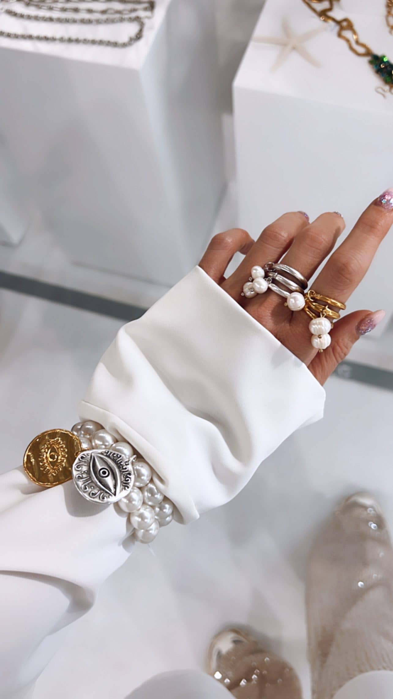 Stort vitt pärlarmband med ögonmynt: Guld & vita pärlor