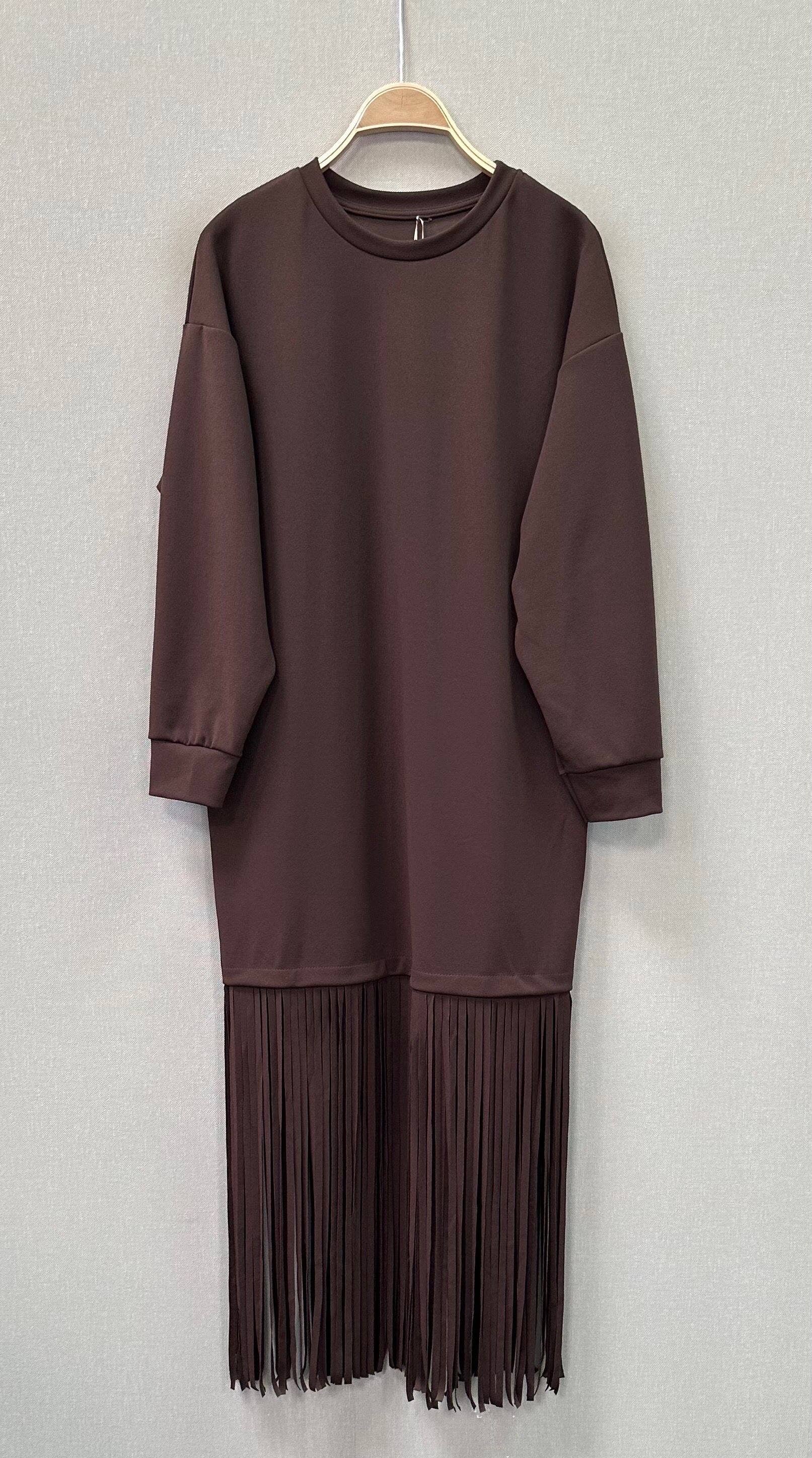 KLÄNNING MED FRANSAR: Brun