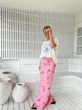 Load image into Gallery viewer, Claudette kjol Summerflowers rosa 100% viscose

