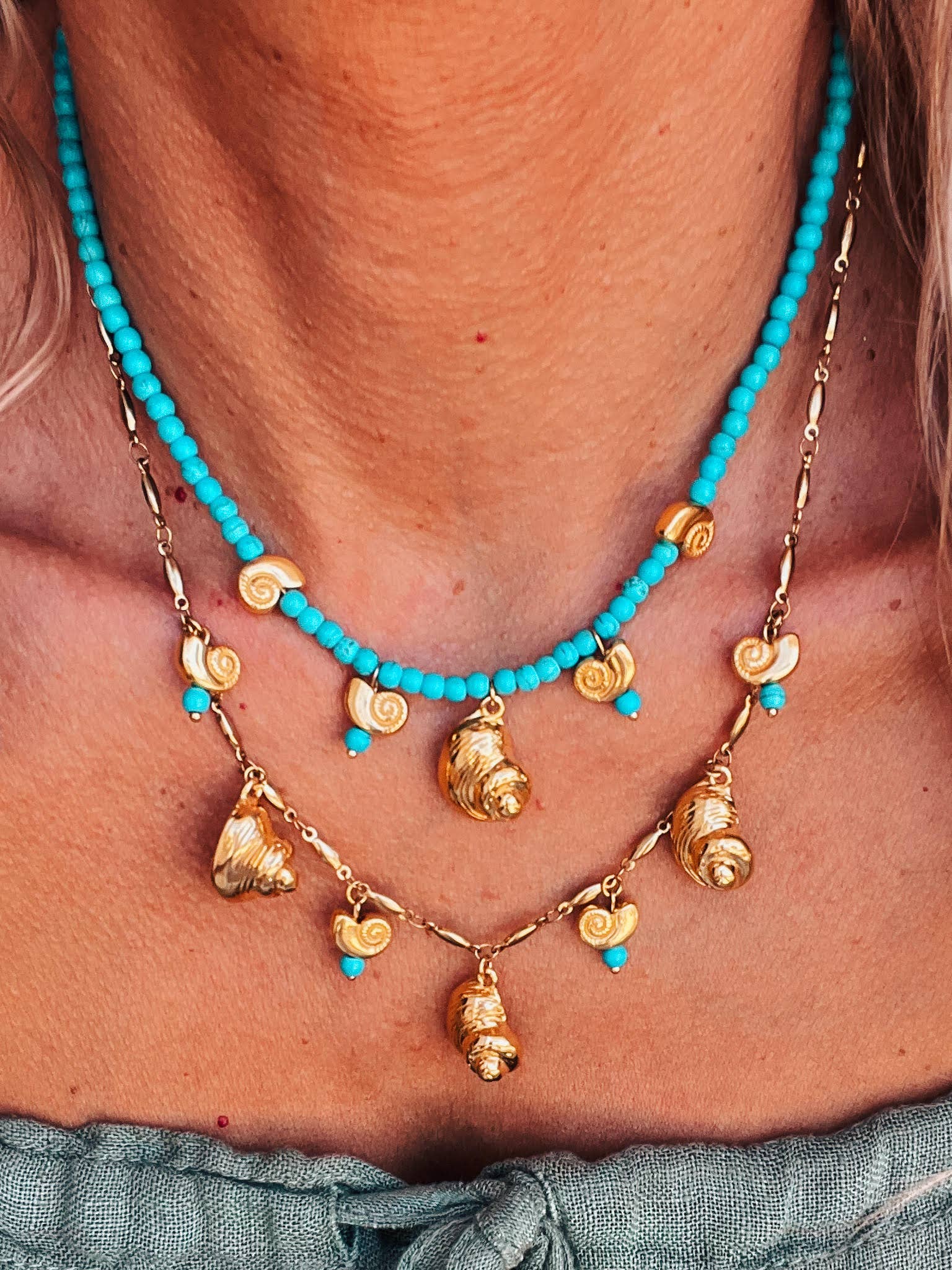 Turkos pärlhalsband med snäckor ( Högst upp på bild)