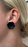 Load image into Gallery viewer, FLOWER SMALL EARRINGS BLACK
