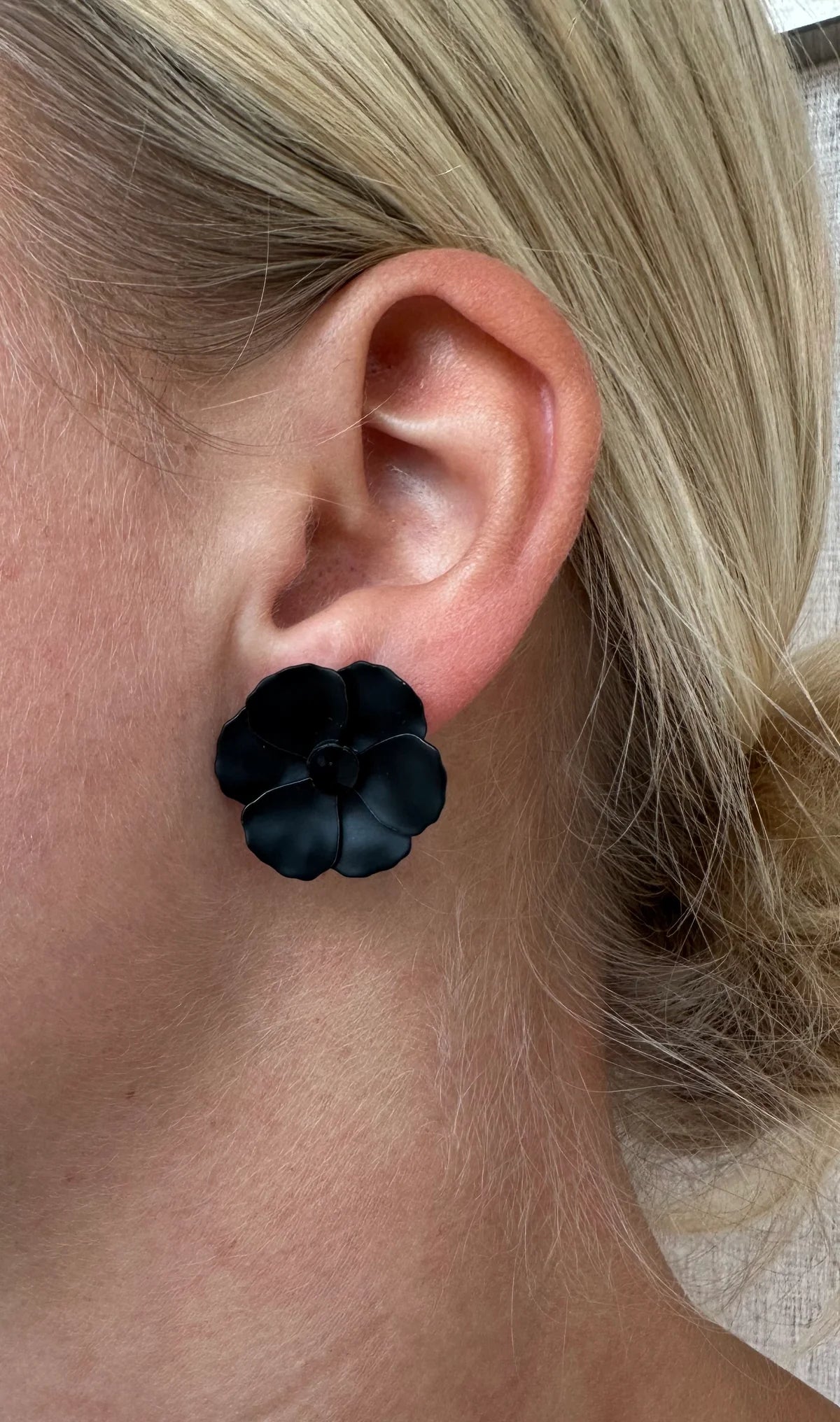 FLOWER SMALL EARRINGS BLACK