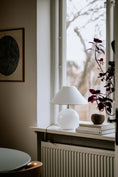 Load image into Gallery viewer, Bordslampa vit
