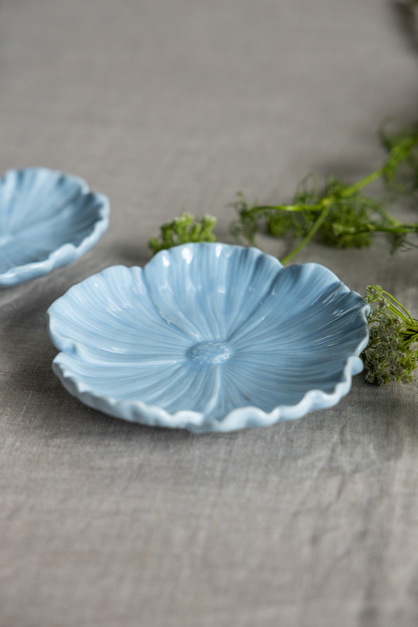 BLOMSTER
Stort ljusblått fat