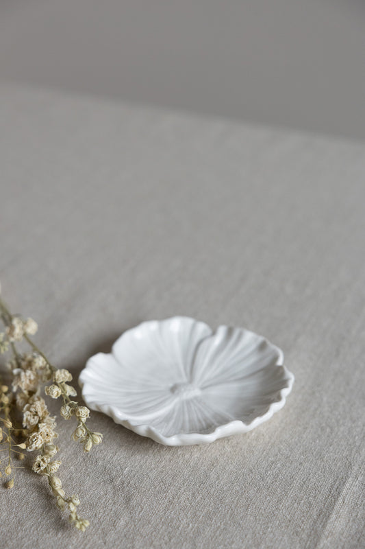 Blomster litet vitt fat