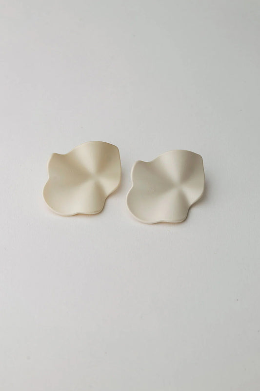 LIP EARRINGS PEARL WHITE