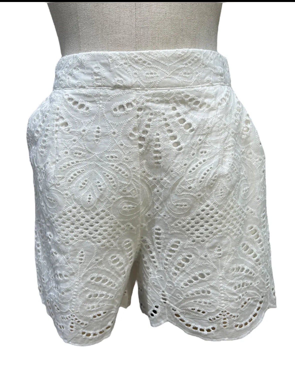 Monaco shorts med broderi spets vit