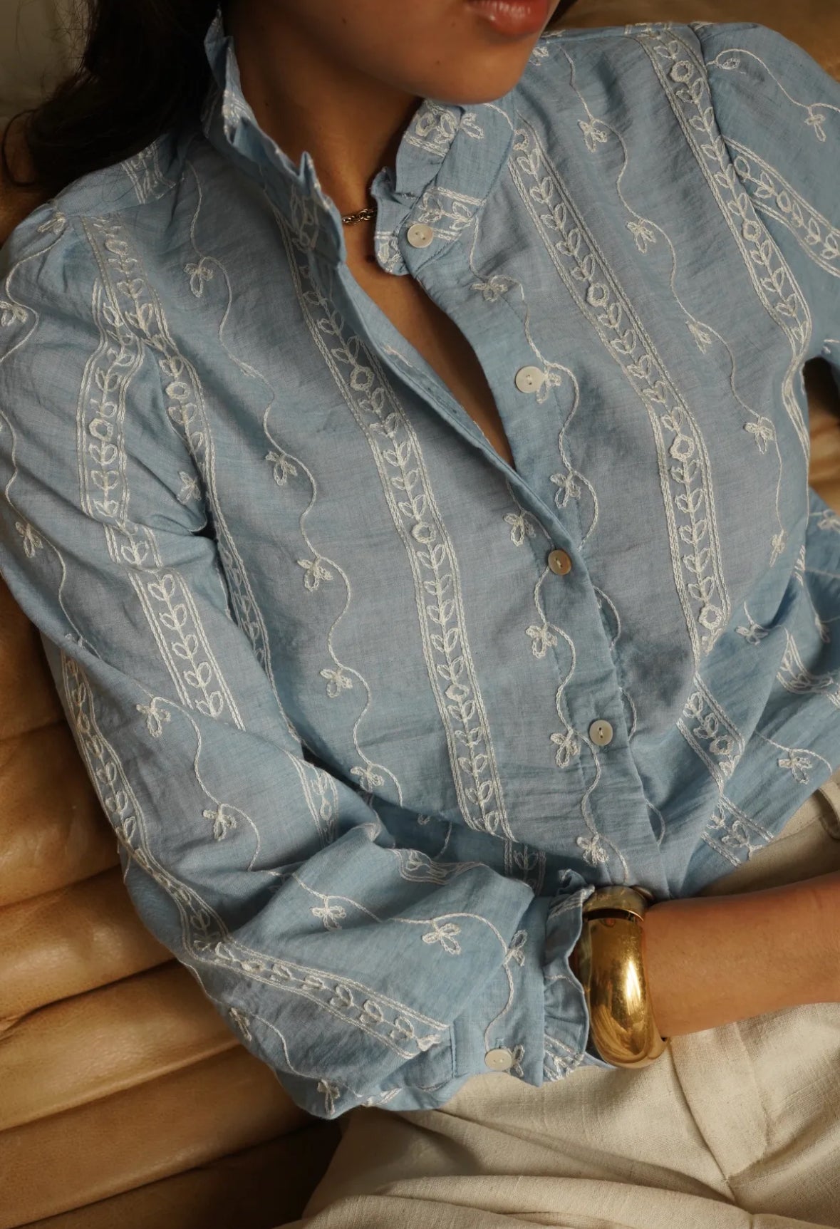 Stacy Blus med broderi soft blue
