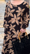 Load image into Gallery viewer, Dreamy fall Flower dress svart
