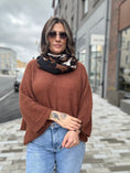 Load image into Gallery viewer, Leia stickad tröja Brun
