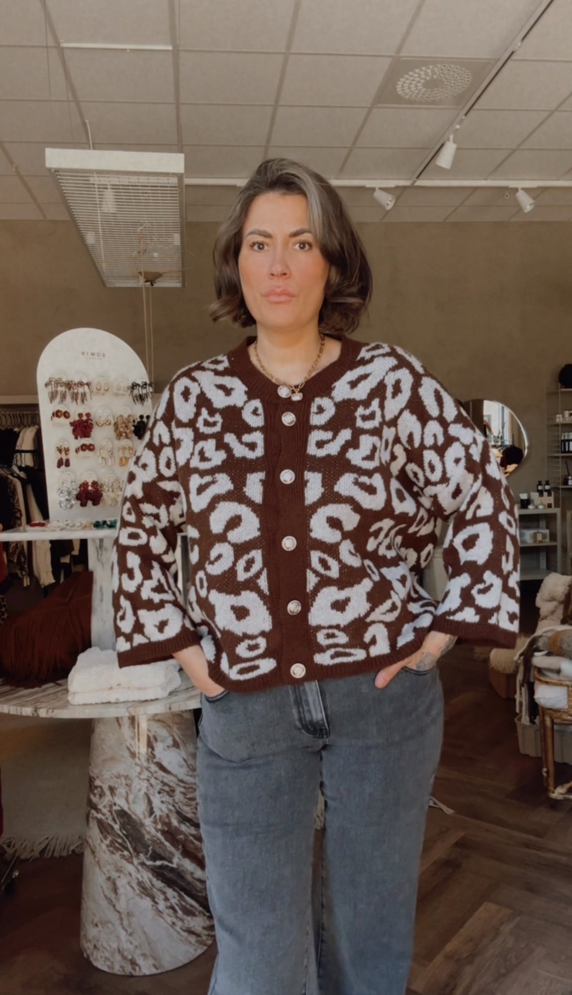 Stickad tröja LEO: CHOKLAD