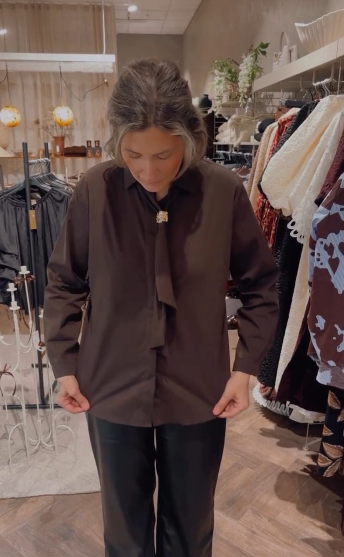 Blus med knyt & detalj i guld - Espresso