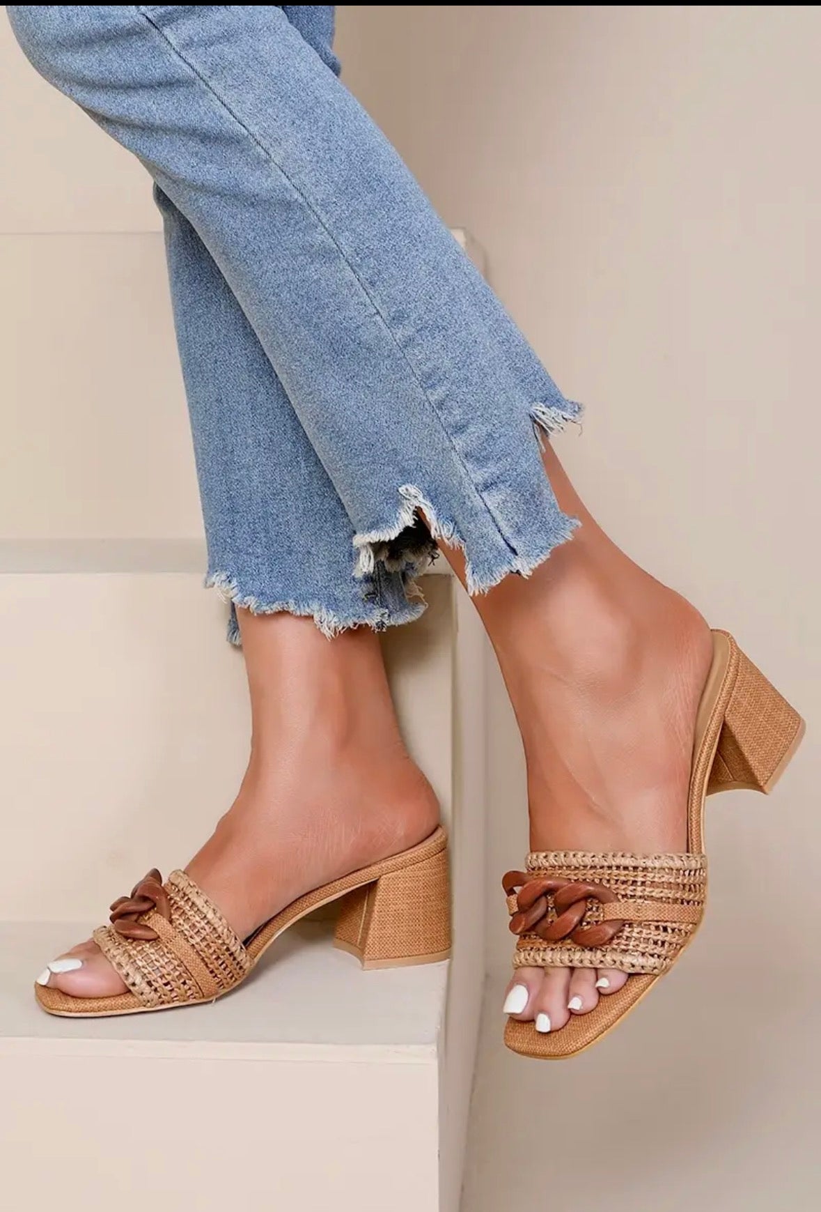 Skor med klack och flätat spänne Camel