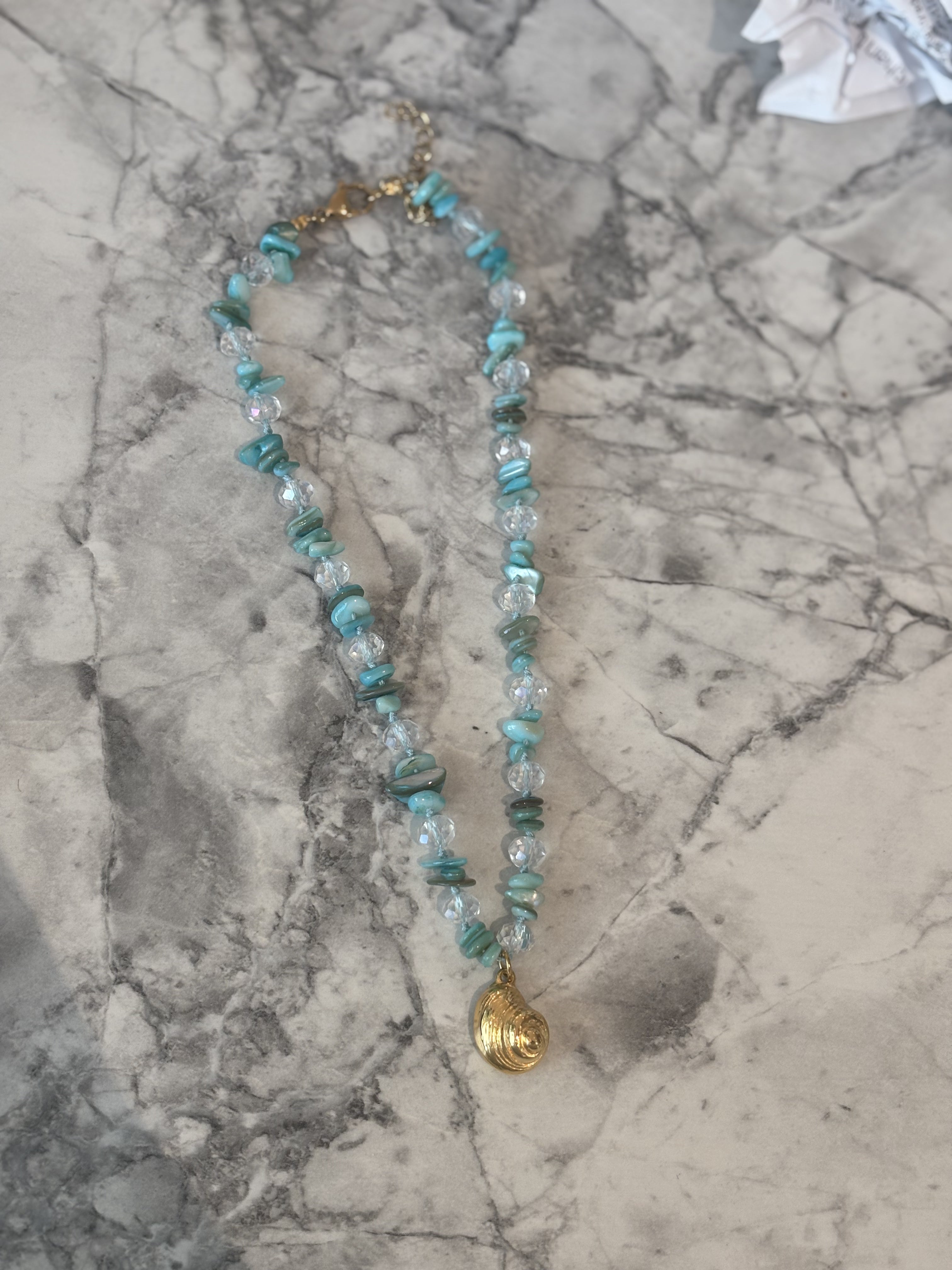 Halsband med halvädelchips i turkos pärlor: Shell