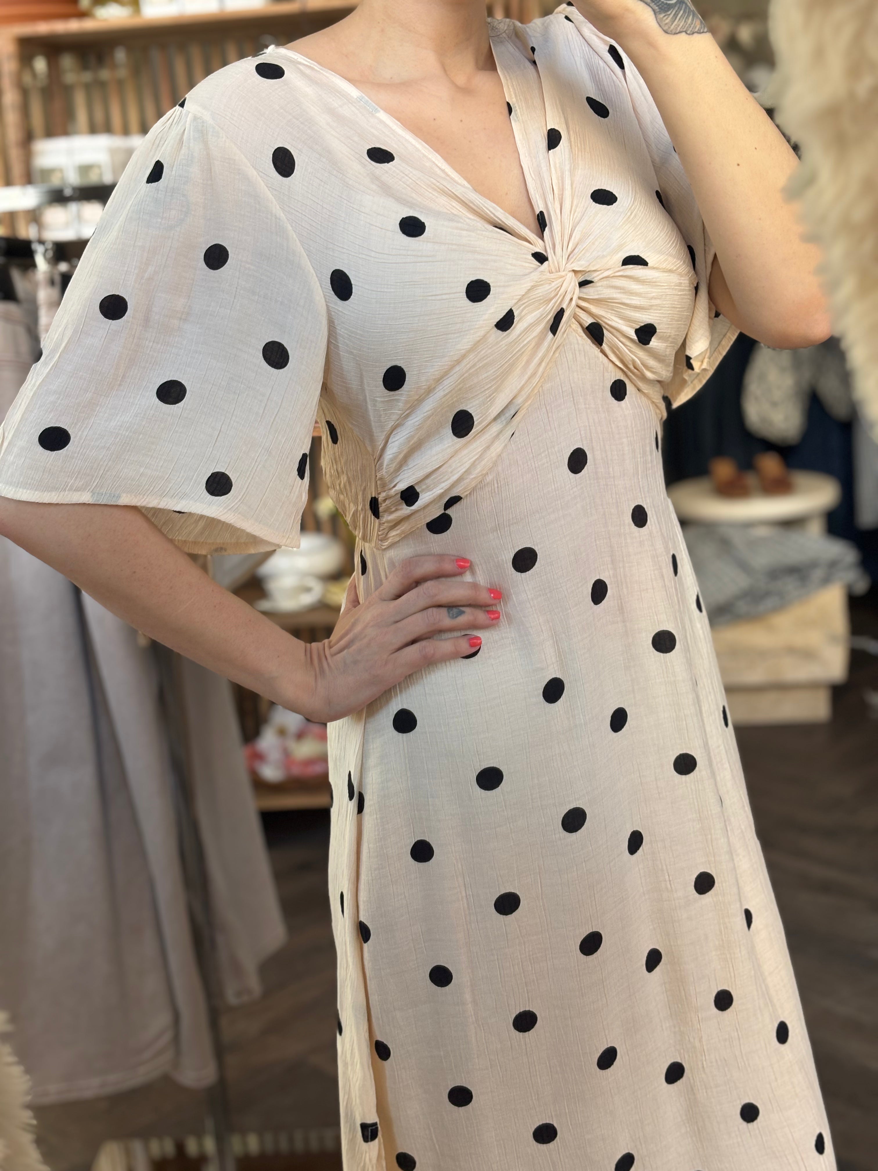 Prickig klänning creme