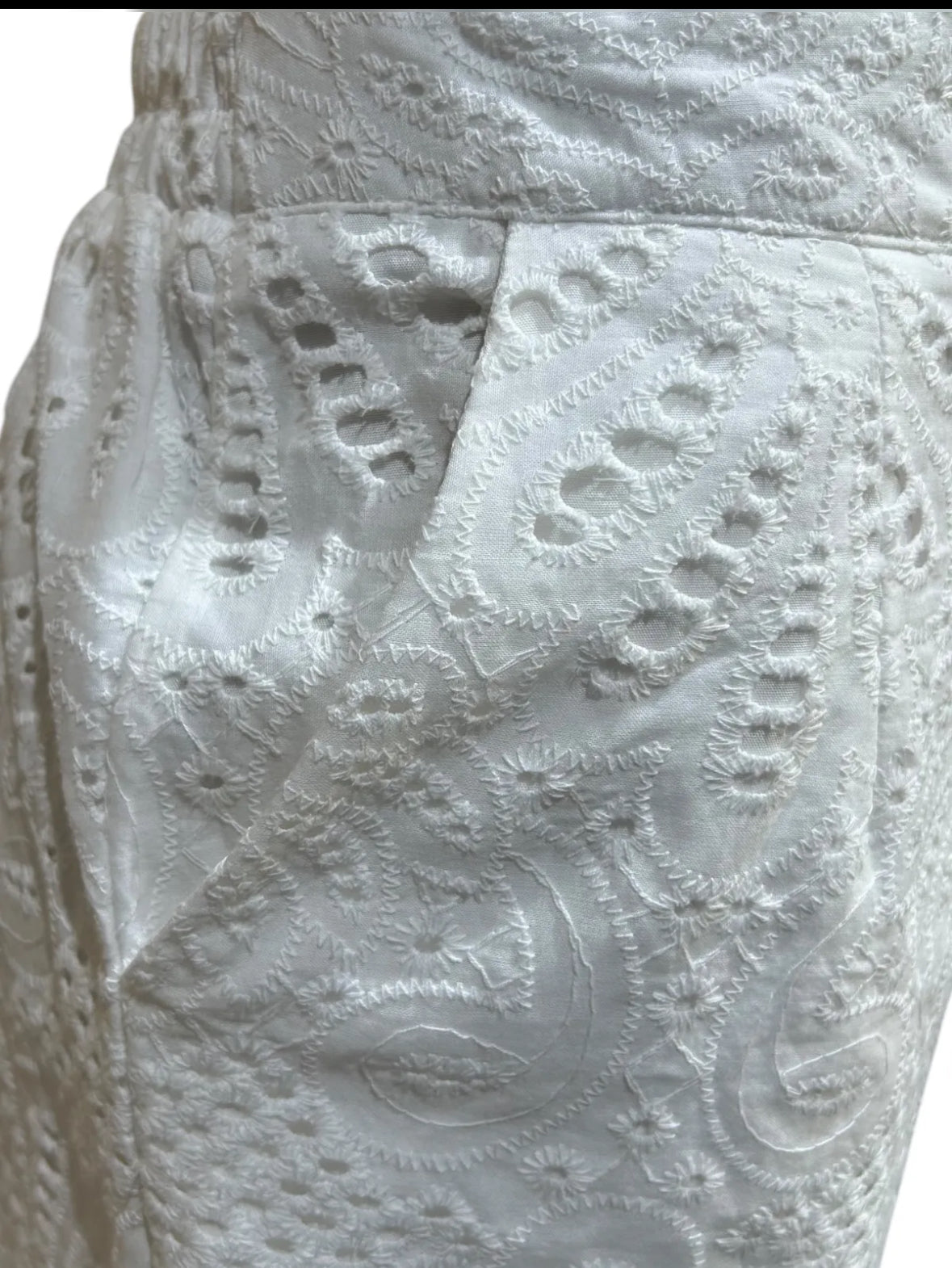 Monaco shorts med broderi spets vit