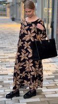 Load image into Gallery viewer, Dreamy fall Flower dress svart
