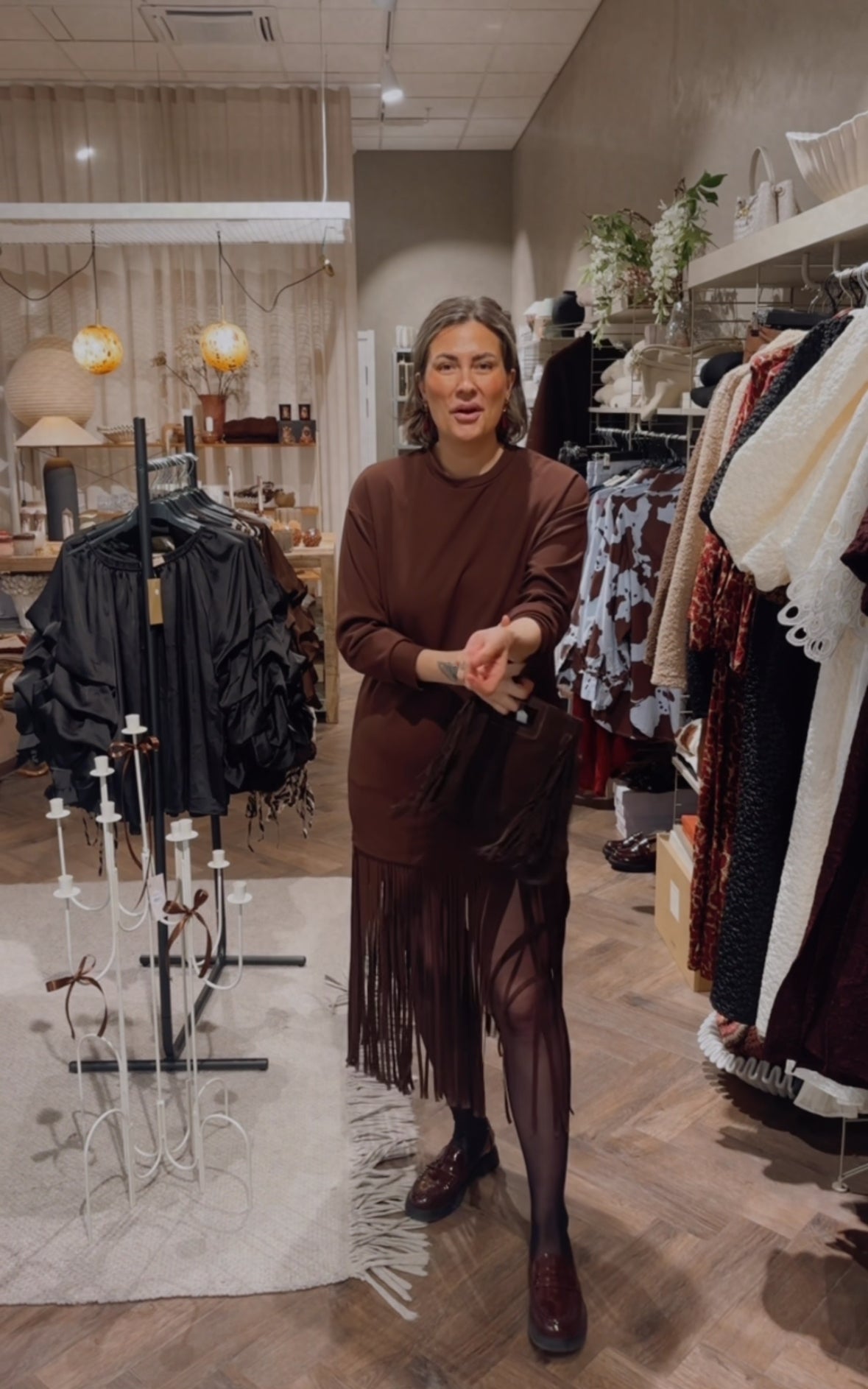 KLÄNNING MED FRANSAR: Brun