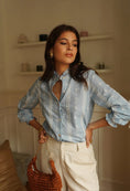 Load image into Gallery viewer, Stacy Blus med broderi soft blue
