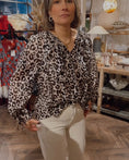 Load image into Gallery viewer, Bella Blouse leo white black
