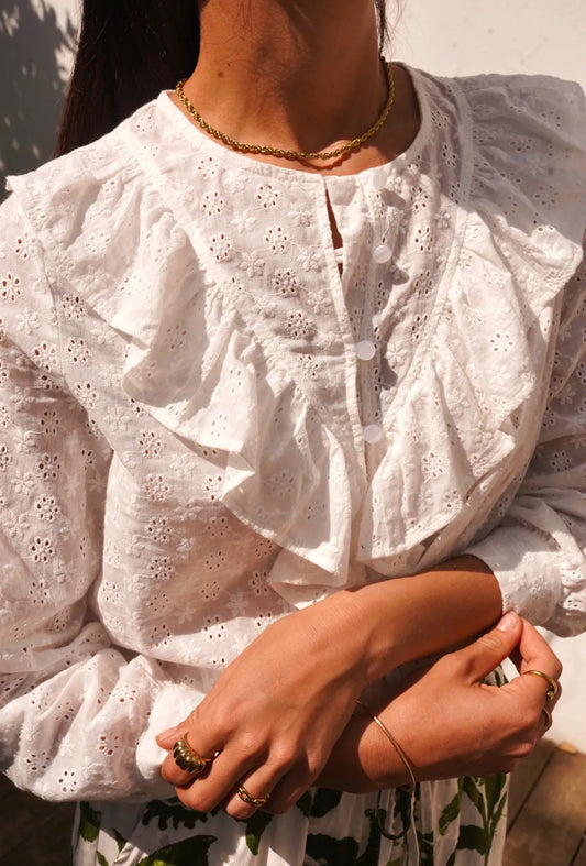 Anna Broderad blus med volang Vit