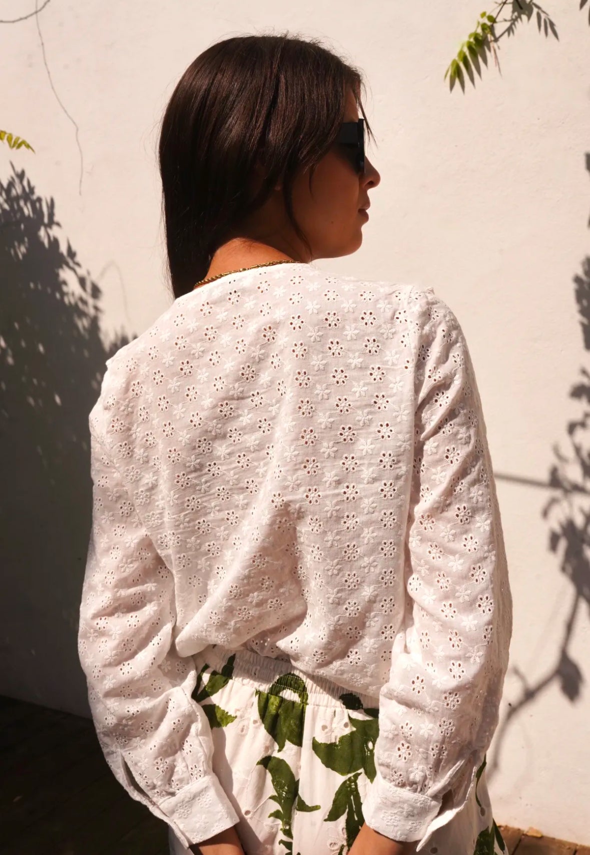 Anna Broderad blus med volang Vit