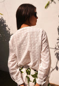 Load image into Gallery viewer, Anna Broderad blus med volang Vit
