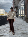 Load image into Gallery viewer, Love stickad tröja Mullvad
